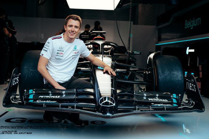 Frederik Vesti ineens in Lewis Hamilton's zitje tijdens de verregende vrijdag training