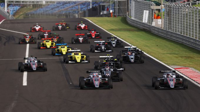 Xie zegeviert in GB3-debuut op Hungaroring en Hitech breidt zegereeks uit naar zeven