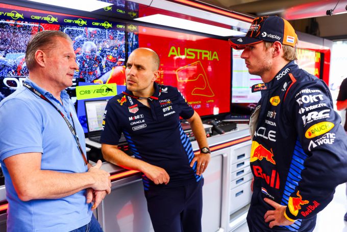 Jos Verstappen geeft tekst en uitleg: "Max zat erbij en schudde zijn hoofd"