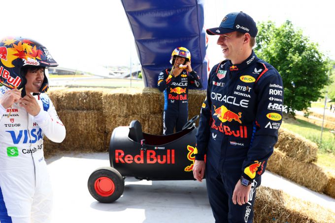 VIDEO: Max Verstappen wint Zeepkistenrace van Perez, Ricciardo en Tsunoda