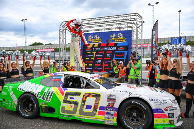 Het gelukkige jachtterrein van de familie Hezemans: Liam Hezemans snel op de NASCAR Oval GP op Venray
