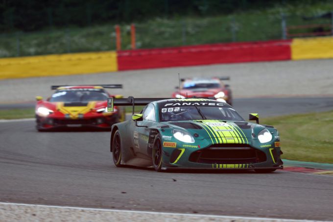 Aston Martin-007 met Mattia Drudi, Nicki Thiim en Marco Sorensen wint de 24 Hours of SPA na bizarre slotfase!