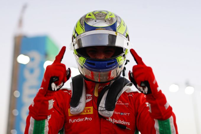 Oliver Bearman goede kanshebber voor zitje bij Haas, maar geen ‘nieuwe Max Verstappen’