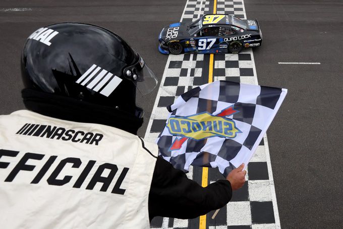 Nieuw-Zeelander met Nederlandse roots wint NASCAR