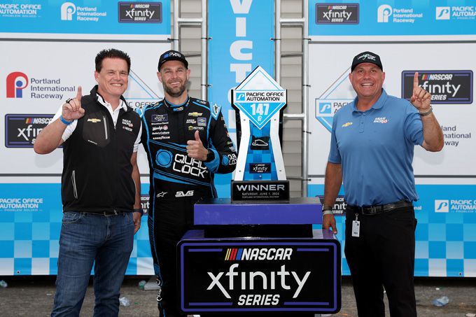 Nieuw-Zeelander met Nederlandse roots wint NASCAR