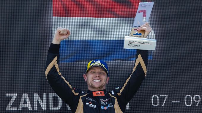 DTM Zandvoort Porsche Sixt Carrera Cup Deutschland Foto 12 Blije Larry ten Voorde met bokaal
