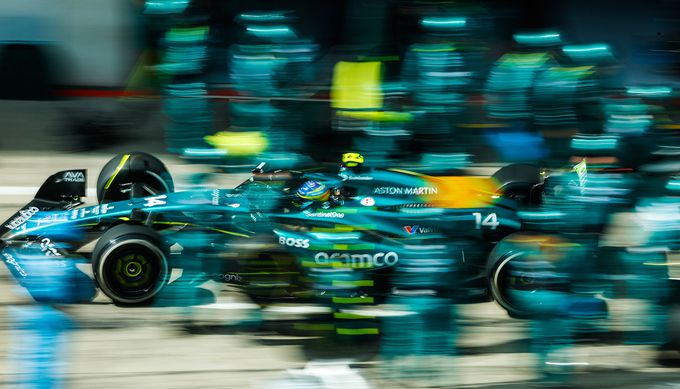 Fernando Alonso heeft een baaldag: "De straf veranderde niet echt iets..."