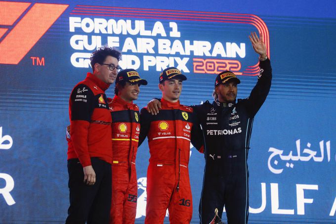 Lewis Hamilton heeft geen spijt van Ferrari-contract, ook niet nu Scuderia slechter gaat dan zijn huidige team Mercedes
