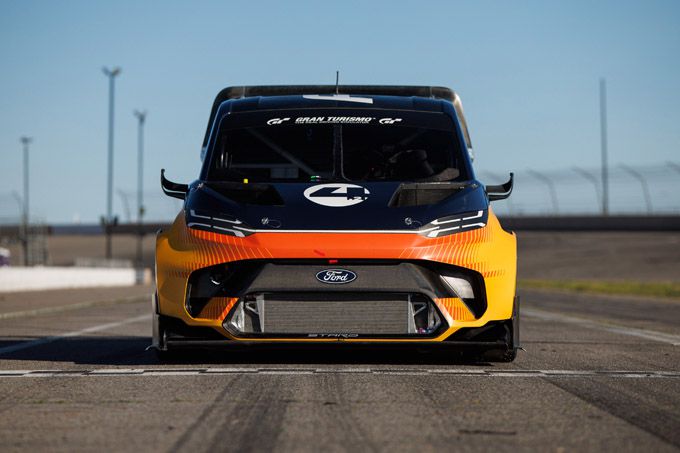Ford SuperVan 4.2 racet met EV-power