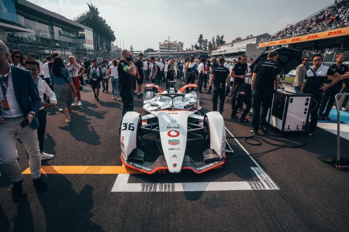 Porsche Formule E wereldkampioen 2023-2024 Foto 18