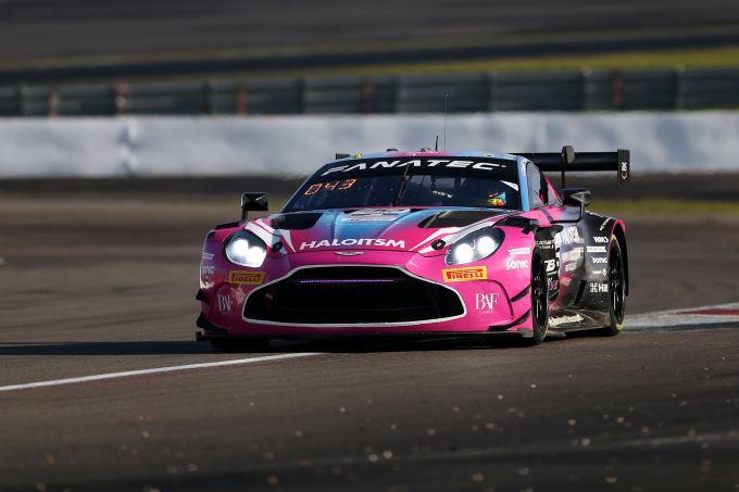 FOTO'S - Lekke band berooft Walkenhorst-Aston Martin van Mex Jansen van goede klassering op de Nurburgring