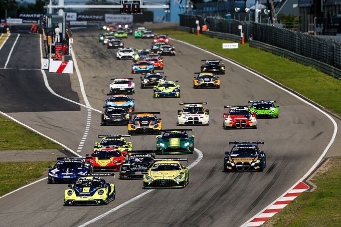 Fanatec GT World Challenge Europe Nürburgring Foto 2 start