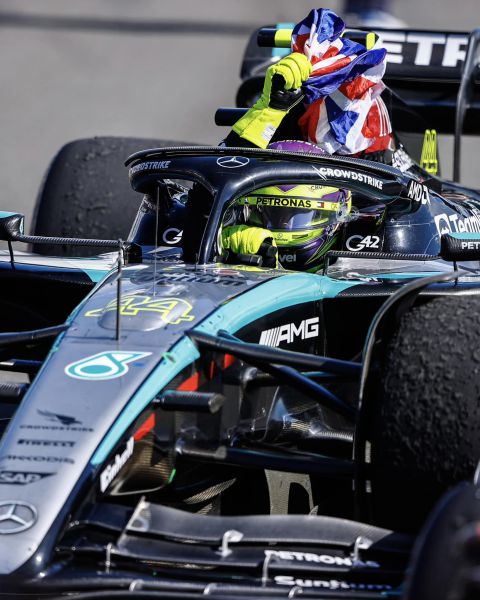 En dat is dan nummer 104 voor Lewis Hamilton! "Ik ben hen allemaal enorm dankbaar...!"