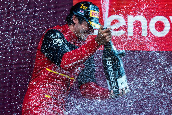 Carlos_Sainz_Ferrari_Champagne