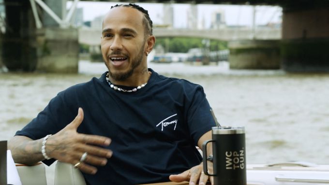VIDEO: Lewis Hamilton vaart over de Thames: "Silverstone heeft een perfecte combinatie van snelle bochten"