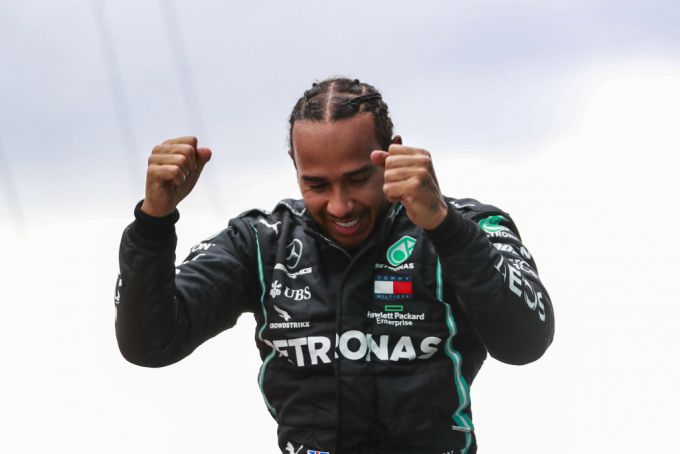 Lewis Hamilton in tranen over de boardradio: “Heel erg bedankt jongens, het betekent heel veel!"