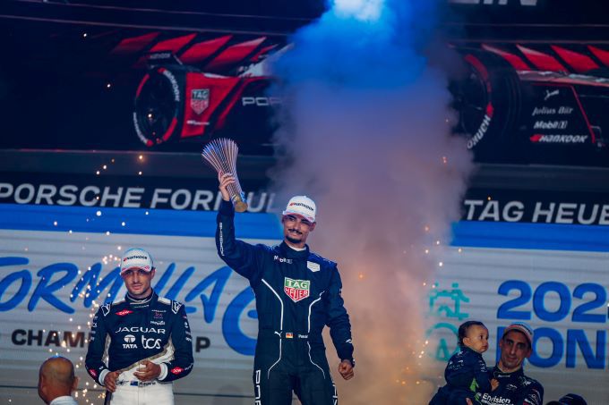 Pascal Wehrlein wint de eerste race van de finale Formula E en neemt de leiding in het kampioenschap + UITSLAG