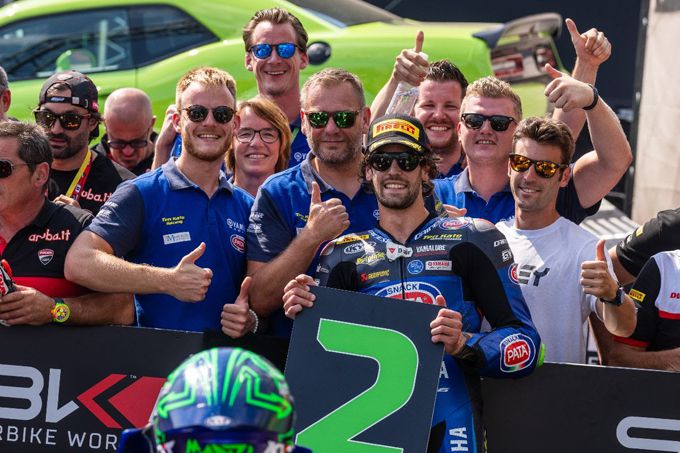 Podium voor Pata Yamaha Ten Kate Racing in Tsjechië met Manzi tweede in Race 2, Van Straalen zevende