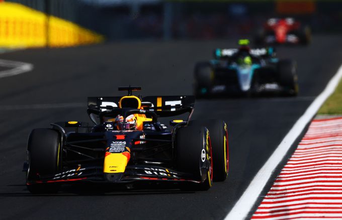 Max Verstappen geeft tekst en uitleg waarom hij blokkeerde in duel met Lewis Hamilton