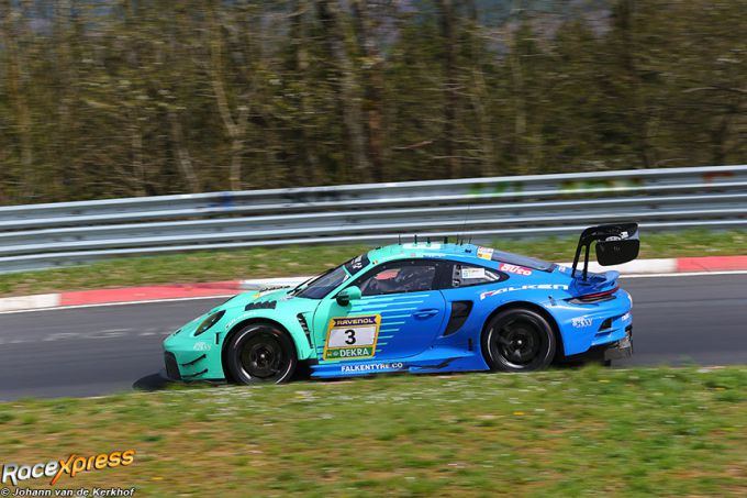 1 van de 2 Falken Porsches die betrokken waren bij de massa crash</i><br />
<br />
<br />
<br />
Na de crash volgde een onderbreking van de wedstrijd van één uur en 45 minuten. Na de herstart was het <a href=