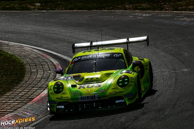 Manthey Racing trok zich terug omdat het tot plaats delict werd verklaard</i><br />
<br />
Na de tweede ronde kwamen de volgende auto’s niet meer door omdat ze bij de massacrash betrokken waren: de #5 Kolb / Stippler (Porsche 911 GT3 R), de #4 Glock / Menzel (Porsche 911 GT3 R), de #54 De Leener / Buus (Porsche 911 GT3 R), de #48 Auer / Aron / Gounon (Mercedes-AMG GT3), de #17 Dumarey / Böckmann / Balcaen (Aston Martin Vantage GT3), de #3 Lynn / Picariello (Porsche 911 GT3 R), de #8 Veremenko / ‚SELV‘ (Audi R8 LMS GT3) en de #35 Trogen / Mazatis / Buchardt / Aust (Aston Martin Vantage AMR GT3 EVO).<br />
<br />
<aside class=