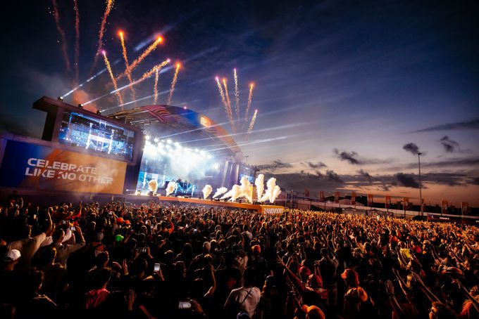 Armin van Buuren en grote droneshow sluiten Super Friday af