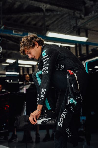 CODE ROOD: Rookie Kimi Antonelli crasht na 10 minuten in de Parabolica