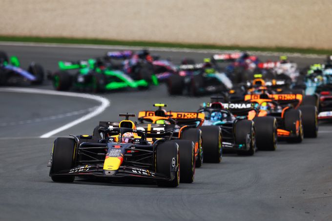 VIDEO: Start Dutch GP: Max Verstappen pakt leiding af van Lando Norris