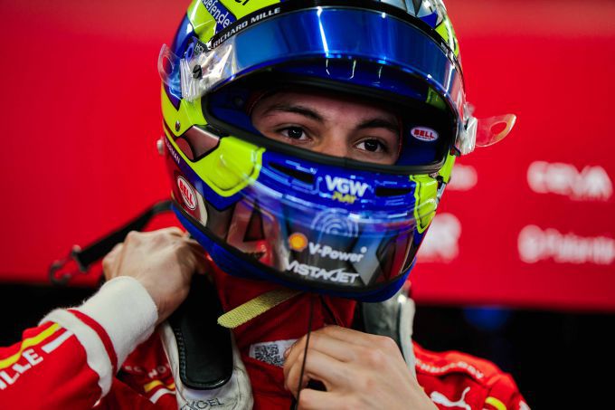 Oliver Bearman wil leren van Lewis Hamilton: "Hij brengt de winnende mentaliteit naar Ferrari"