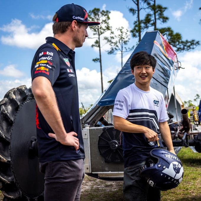 Yuki_Tsunoda_en_Max_Verstappen