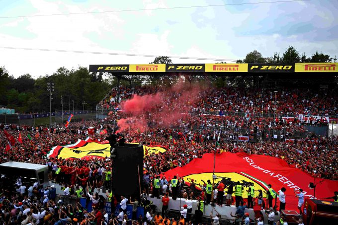 VIDEO: 'Tanti Auguri a Te' - Carlos Sainz viert verjaardag met Tifosi