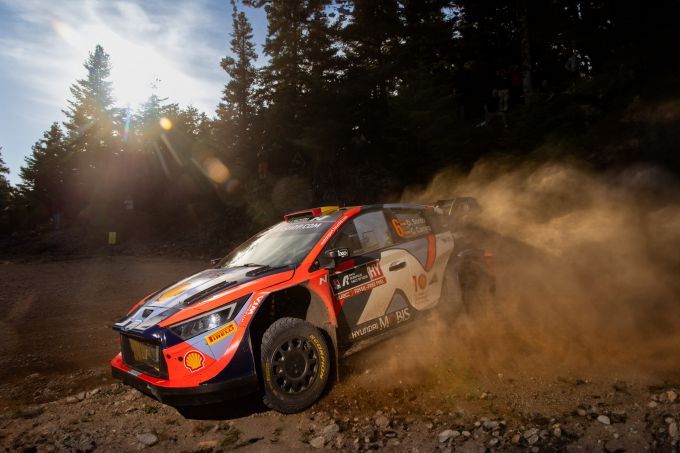 Dani Sordo grijpt leiding in de EKO Acropolis Rally Greece terwijl teamgenoot Ott Tanak wankelt