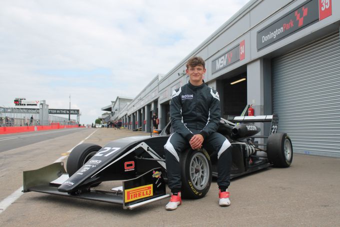 Opkomende Britse ster Freddie Slater sluit zich aan bij Rodin Motorsport voor voorlaatste race GB3