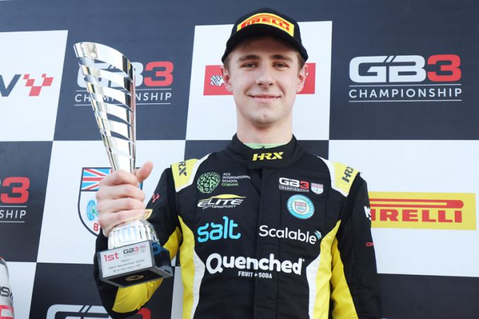 McKenzy Cresswell leidt race 1 op Brands Hatch, titelrace wordt hechter in GB3-kampioenschap