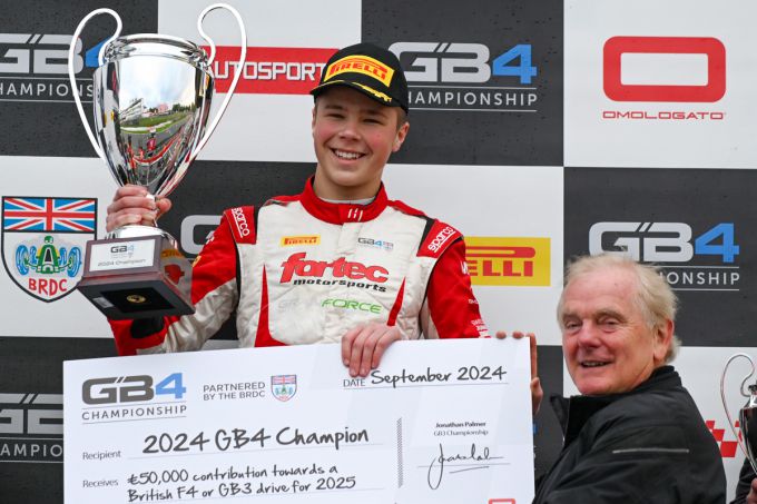 Brits F4: Linus Granfors (Fortec Motorsport) stormt naar GB4-titel op Brands Hatch