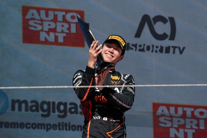 Freddie Slater is er bijna, maar Hiyu Yamakoshi houdt de titelstrijd in Italiaans F4 levend met een spectaculaire inhaalactie in race 1