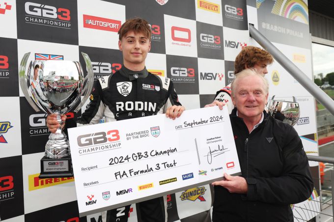 Louis Sharp gekroond tot GB3-kampioen op Brands Hatch