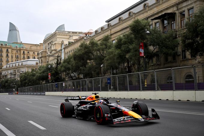 George Russell klokt snelste tijd in Bakoe, Max Verstappen op P5 + UITSLAG