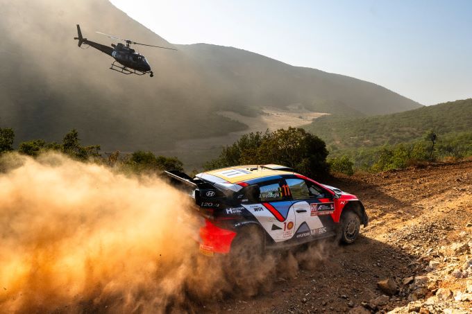 Thierry Neuville snelt naar Acropolis glorie en vergroot WRC-titelkans na zware zaterdag + UITSLAG