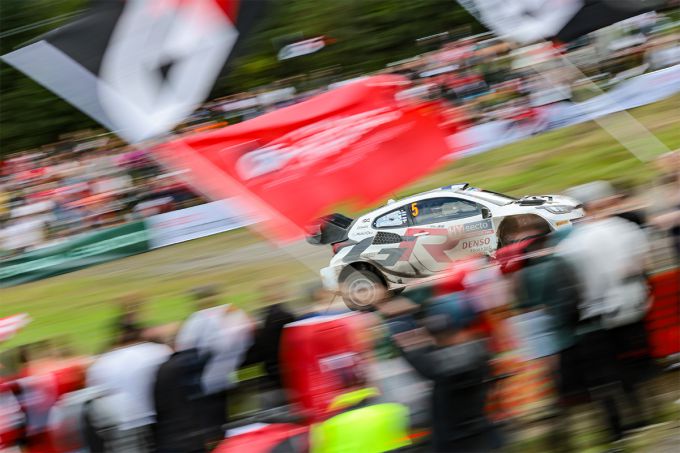 Sami Pajari en co-pilot Enni Mälkönen Foto 4 actie