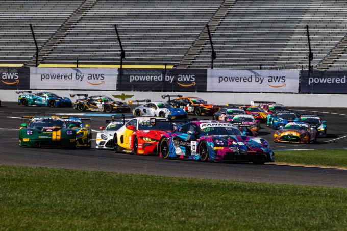 Fanatec GT World Challenge America Indianapolis 4 – 6 Oct 2024 bron Fabian Lagunas Foto 2 Loek Hartog voert veld aan