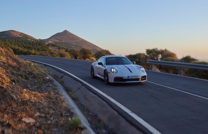 Licht, dynamisch en handgeschakeld: de nieuwe Porsche 911 Carrera T, nu ook beschikbaar als cabriolet