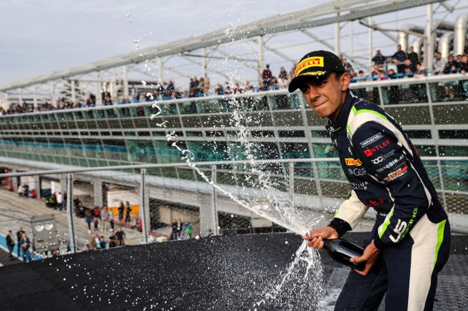 Akshay Bohra is de nieuwe kampioen van het Euro 4-kampioenschap. US Racing viert ook feest met Maxim Rehm die Race 3 won.