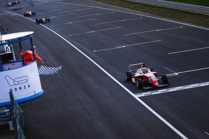 Mercedes Junior Alex Powell behaalt eerste Euro F4-overwinning in Monza