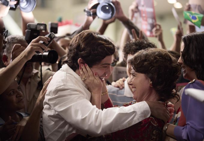 NETFLIX: Ayrton Senna actors Gabriel Leone zijn ook de volgende Braziliaanse acteurs te zien: Alice Wegmann (Lilian, Ayrton’s eerste vrouw), Camila Márdila (Vivianne, Senna's zus), Christian Malheiros (Maurinho, een vriend), Gabriel Louchard (Galvão Bueno), Hugo Bonemer (Nelson Piquet), Julia Foti (Adriane Galisteu), Marco Ricca (Miltão, Ayrton's vader), Nicolas Cruz (broer), Pâmela Tomé (Xuxa), Rodrigo Veloso (Flávio Lalli, zwager) en Susana Ribeiro (Zaza, zijn moeder)