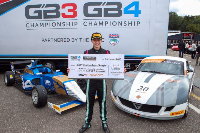 De pas gekroonde Ginetta Junior kampioen Ethan Jeff-Hall wint een GB4 studiebeurs van £50.000