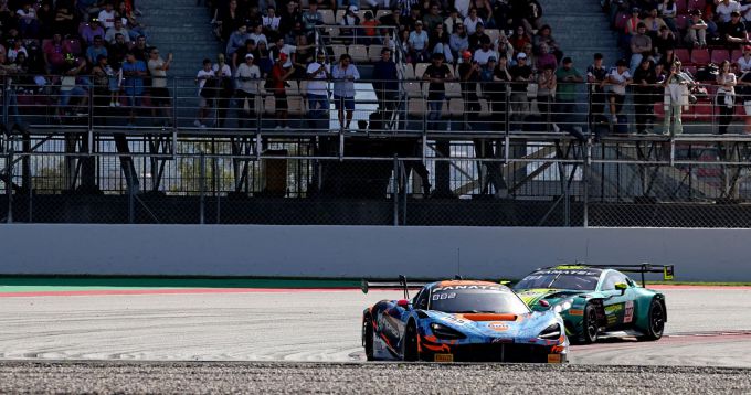 Fanatec GT World Challenge Europe Powered by AWS Sprint Cup Circuit de Barcelona-Catalunya Race 2 Foto 3 McLaren versus Aston Martin><i>Tom Gamble (#159 Garage 59 McLaren) versus Mattia Drudi (#7 Comtoyou Racing Aston Martin)</i><br />
<br />
Auer miste de top drie op het nippertje, maar uiteindelijk maakte dat geen verschil: door als vierde te eindigen, hadden het #48 Winward Racing Team Mann-Filter-team en zijn beide coureurs meer dan genoeg gedaan om hun eerste Fanatec GT Europe Sprint Cup-titels veilig te stellen. Hun grote rivaal, de #32-WRT BMW kwam als zevende over de finish en bevestigde zijn status als runner-up.<br />
<br />
<aside class=