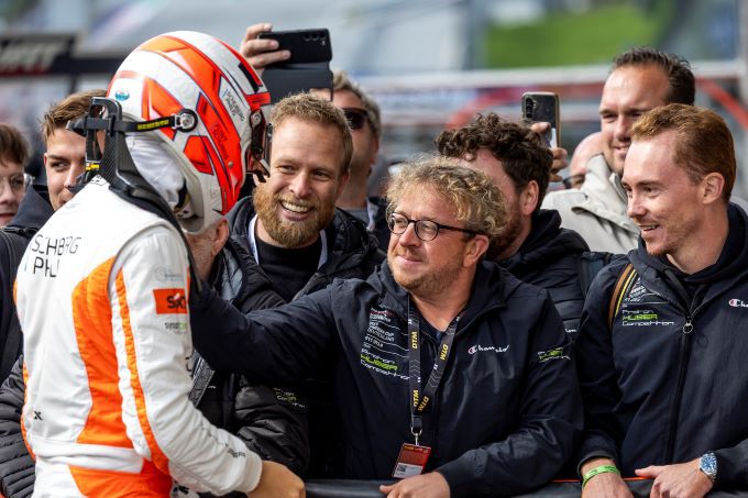 Porsche Sixt Carrera Cup Deutschland Red Bull Ring 2024 Proton Huber Competition Foto 3 Flynt Schuring krijgt de felicitaties van het hele Huber-team