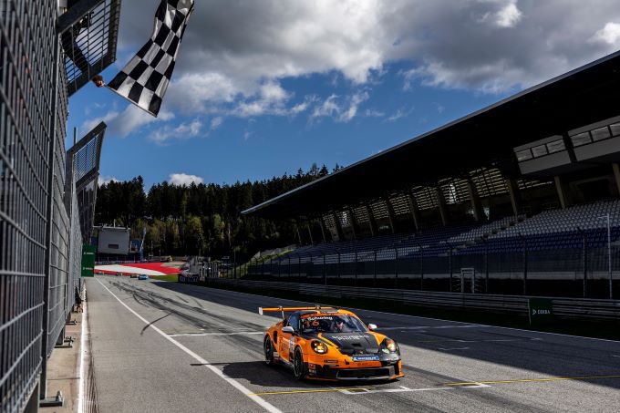 Porsche Sixt Carrera Cup Deutschland Red Bull Ring 2024 Proton Huber Competition Foto 2 Flynt Schuring passeert finishvlag als racewinnaar