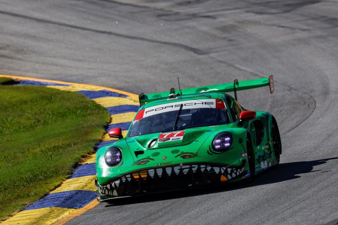 #77-AO Racing Porsche 911 GT3 R van Laurin_Heinrich, Michael Christensen en Julien Andlauer